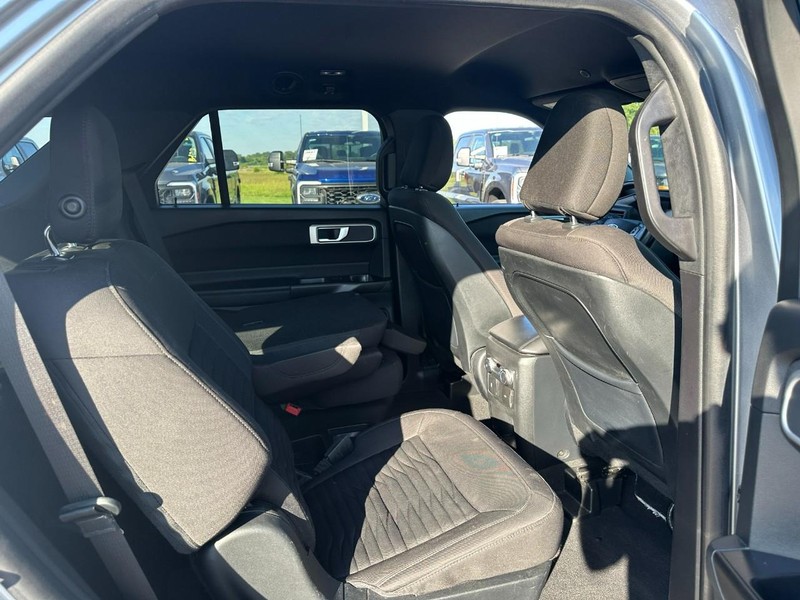 Ford Explorer Vehicle Full-screen Gallery Image 10