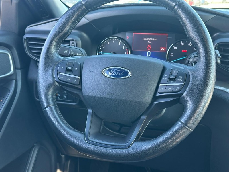 Ford Explorer Vehicle Full-screen Gallery Image 12