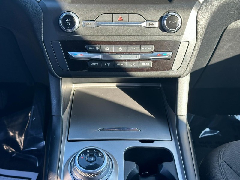 Ford Explorer Vehicle Full-screen Gallery Image 14