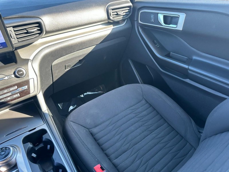 Ford Explorer Vehicle Full-screen Gallery Image 15