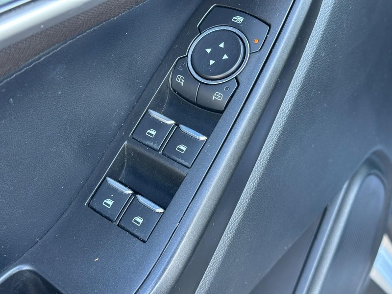 Ford Explorer Vehicle Full-screen Gallery Image 16