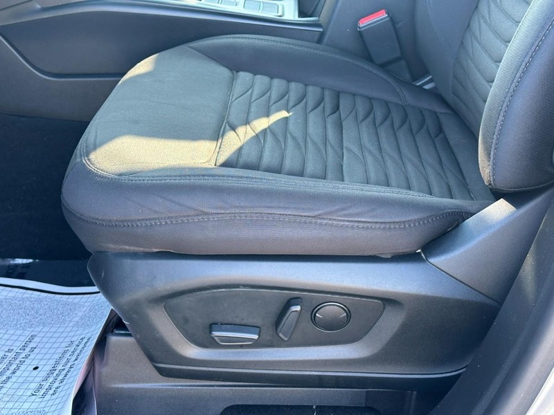 Ford Explorer Vehicle Full-screen Gallery Image 17