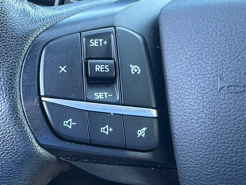 Ford Explorer Vehicle Full-screen Gallery Image 18