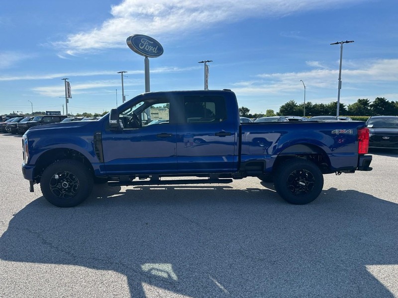 Ford Super Duty F-250 SRW Vehicle Full-screen Gallery Image 2