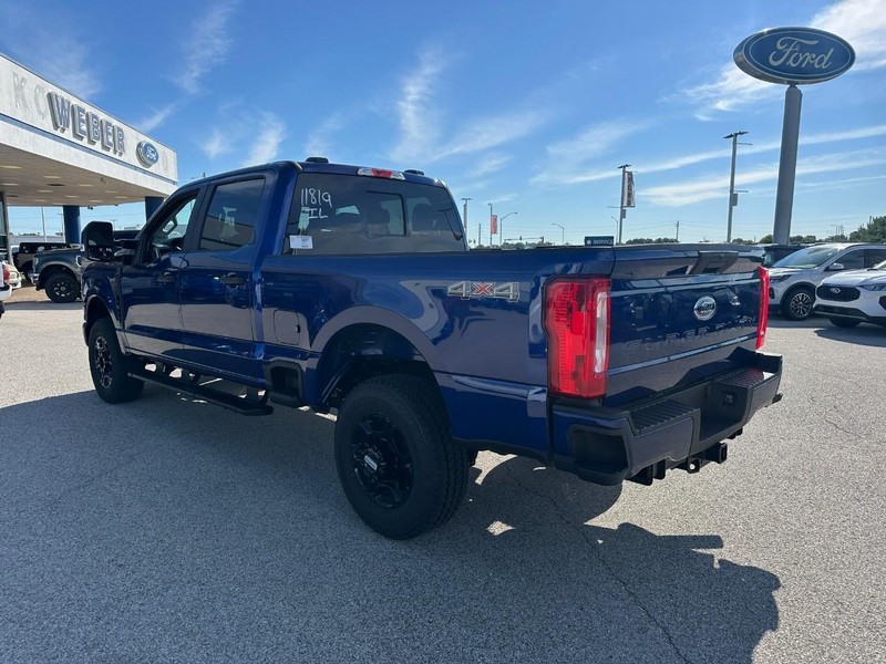 Ford Super Duty F-250 SRW Vehicle Full-screen Gallery Image 3