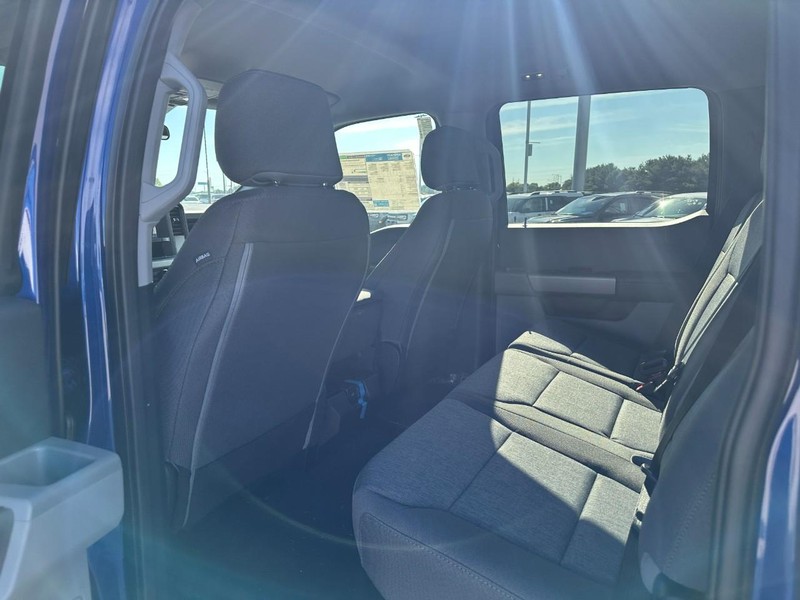 Ford Super Duty F-250 SRW Vehicle Full-screen Gallery Image 4