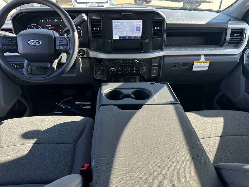 Ford Super Duty F-250 SRW Vehicle Full-screen Gallery Image 5