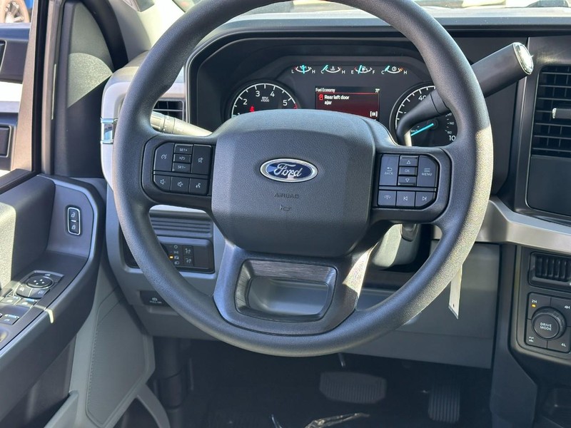 Ford Super Duty F-250 SRW Vehicle Full-screen Gallery Image 6