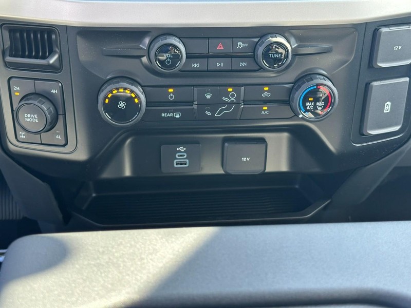 Ford Super Duty F-250 SRW Vehicle Full-screen Gallery Image 8