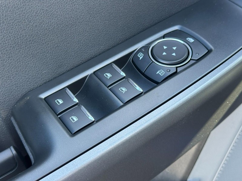 Ford Super Duty F-250 SRW Vehicle Full-screen Gallery Image 9