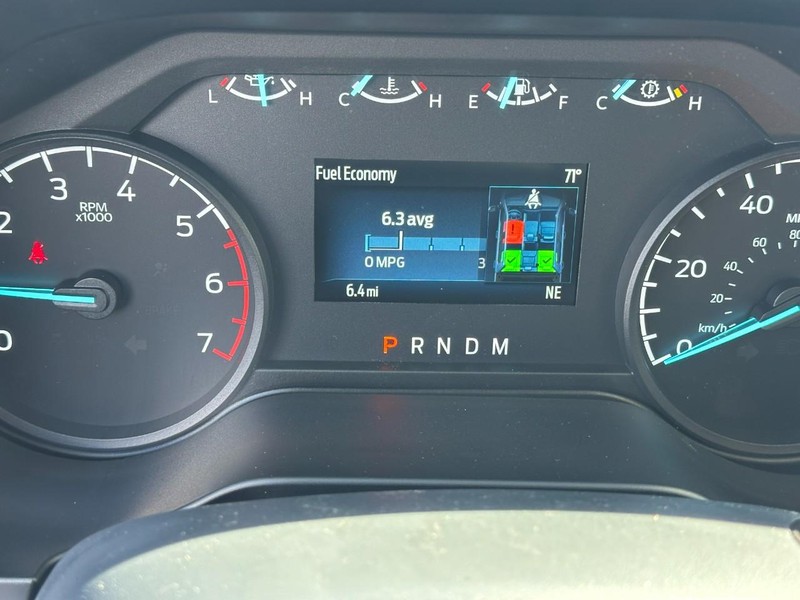 Ford Super Duty F-250 SRW Vehicle Full-screen Gallery Image 13