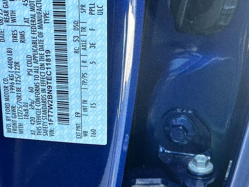 Ford Super Duty F-250 SRW Vehicle Full-screen Gallery Image 15