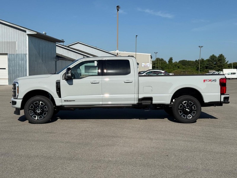 Ford Super Duty F-350 SRW Vehicle Full-screen Gallery Image 2