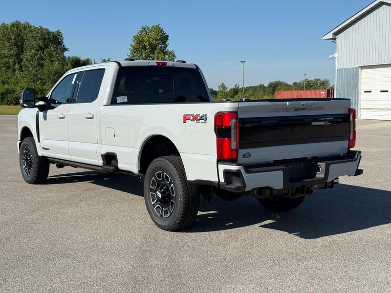 Ford Super Duty F-350 SRW Vehicle Full-screen Gallery Image 3
