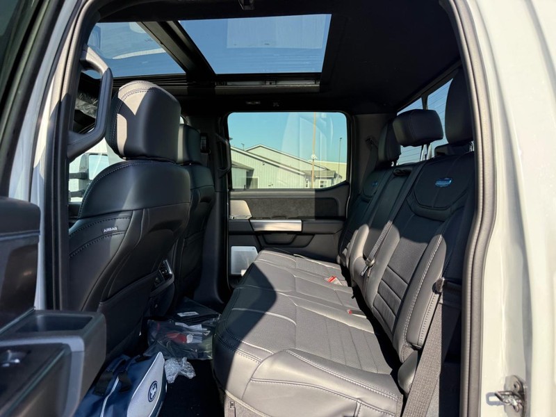 Ford Super Duty F-350 SRW Vehicle Full-screen Gallery Image 5