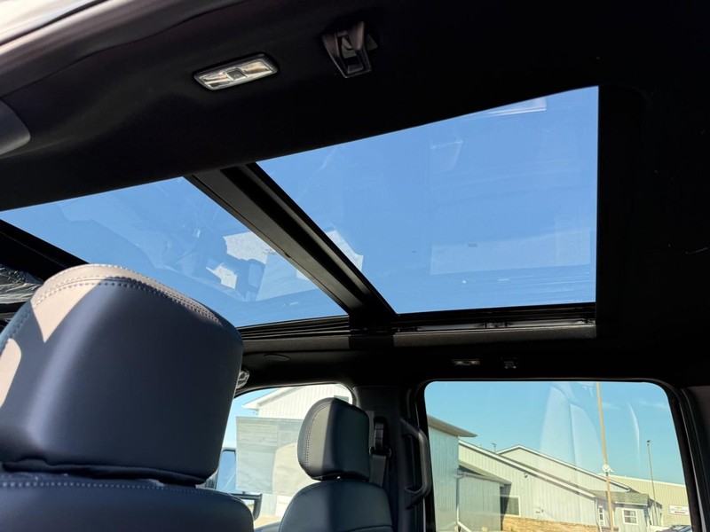 Ford Super Duty F-350 SRW Vehicle Full-screen Gallery Image 6