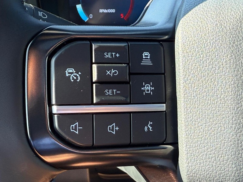 Ford Super Duty F-350 SRW Vehicle Full-screen Gallery Image 10