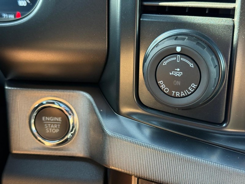 Ford Super Duty F-350 SRW Vehicle Full-screen Gallery Image 12