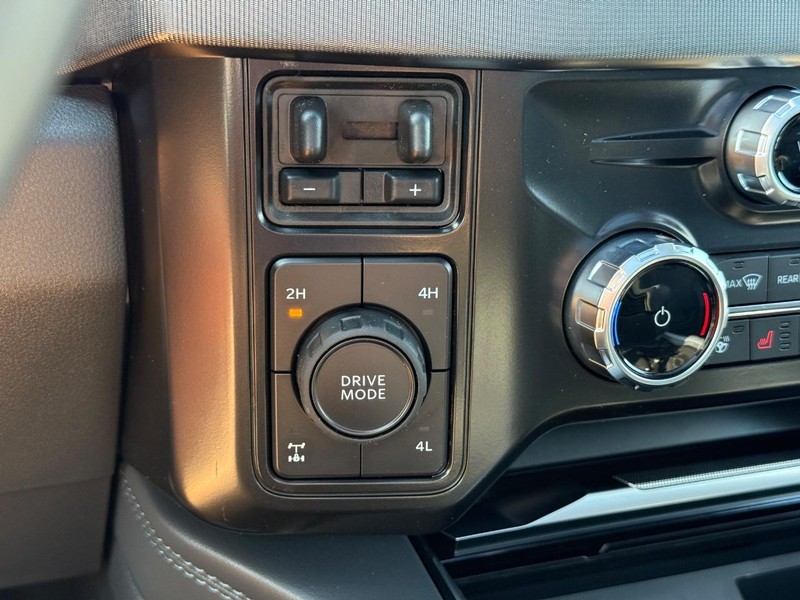 Ford Super Duty F-350 SRW Vehicle Full-screen Gallery Image 15