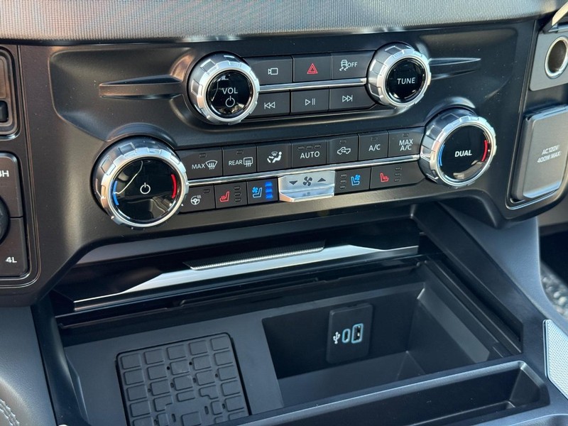 Ford Super Duty F-350 SRW Vehicle Full-screen Gallery Image 16