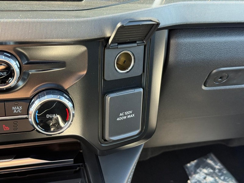 Ford Super Duty F-350 SRW Vehicle Full-screen Gallery Image 17