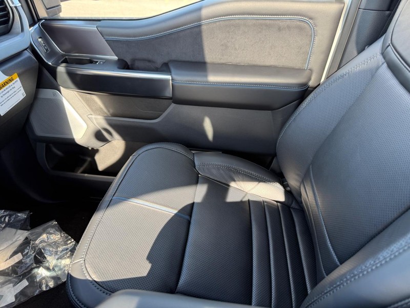 Ford Super Duty F-350 SRW Vehicle Full-screen Gallery Image 18