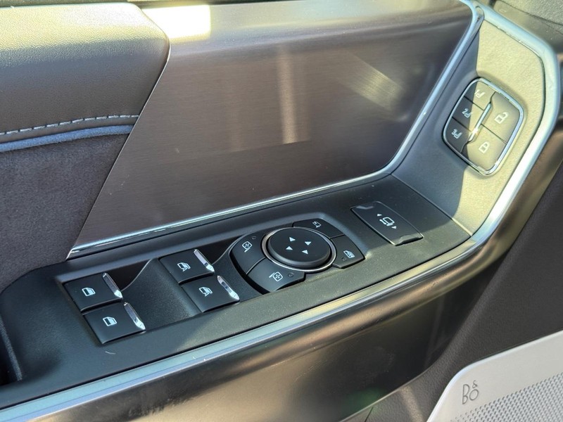 Ford Super Duty F-350 SRW Vehicle Full-screen Gallery Image 20