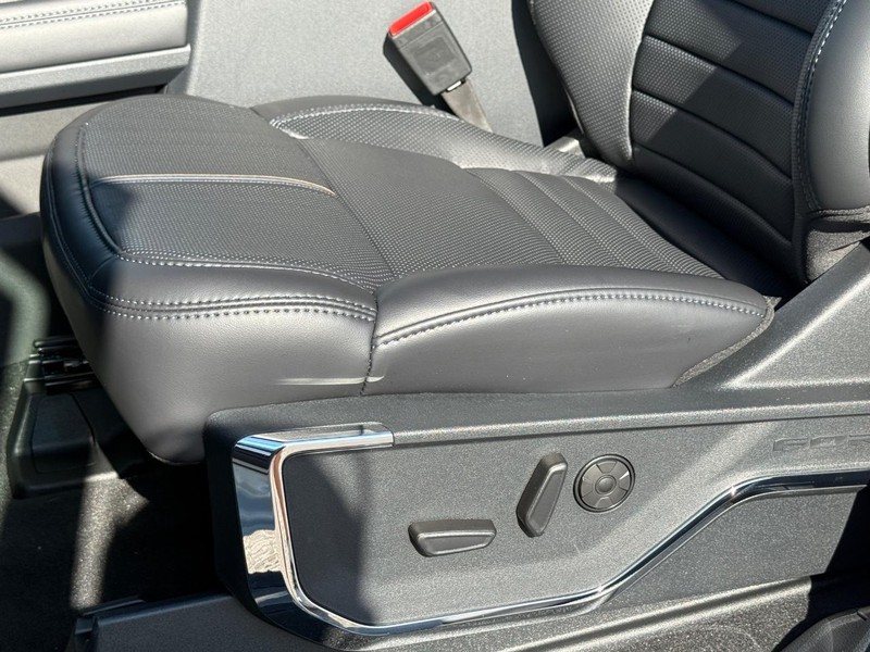 Ford Super Duty F-350 SRW Vehicle Full-screen Gallery Image 21