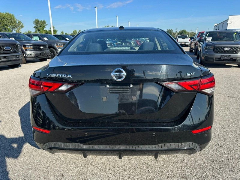 Nissan Sentra Vehicle Full-screen Gallery Image 4