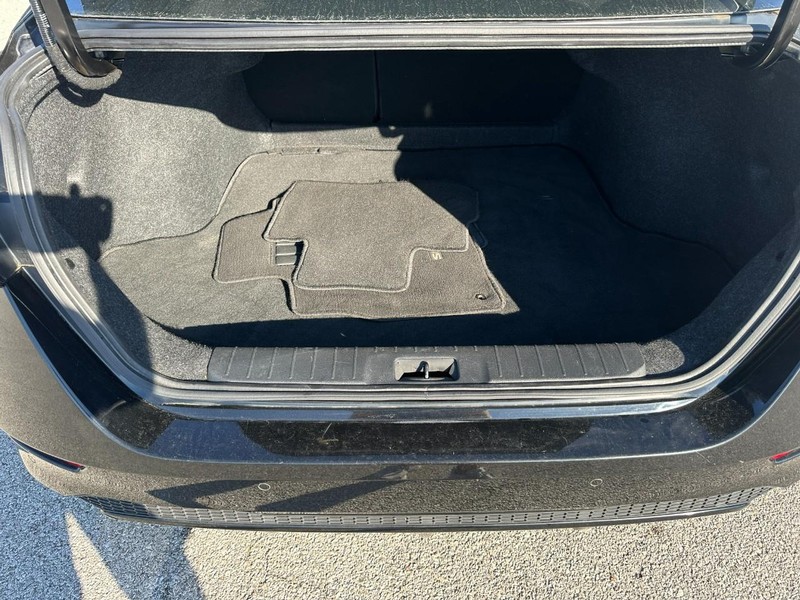 Nissan Sentra Vehicle Full-screen Gallery Image 5