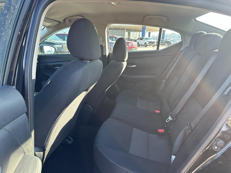 Nissan Sentra Vehicle Full-screen Gallery Image 10