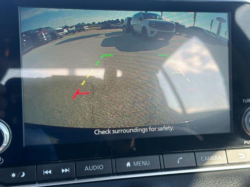 Nissan Sentra Vehicle Full-screen Gallery Image 21