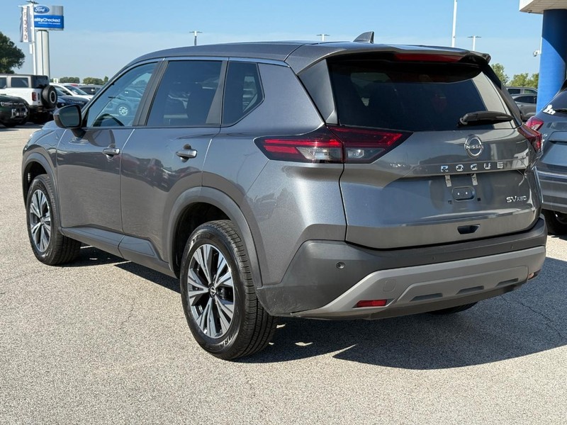 Nissan Rogue Vehicle Full-screen Gallery Image 3