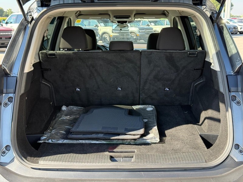 Nissan Rogue Vehicle Full-screen Gallery Image 6