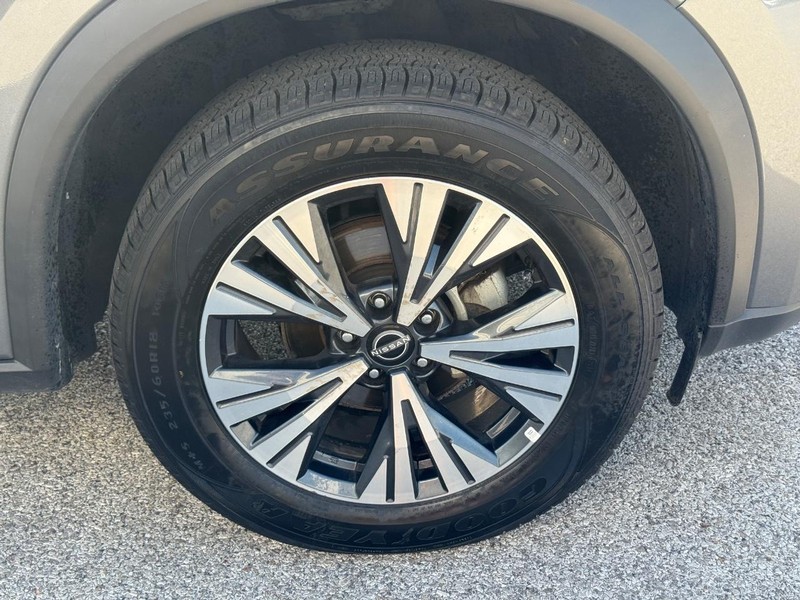 Nissan Rogue Vehicle Full-screen Gallery Image 7