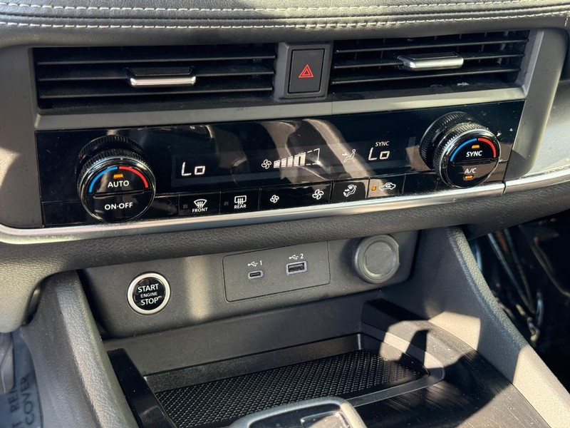 Nissan Rogue Vehicle Full-screen Gallery Image 17