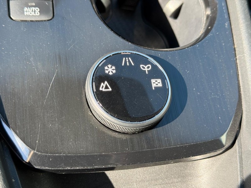 Nissan Rogue Vehicle Full-screen Gallery Image 19