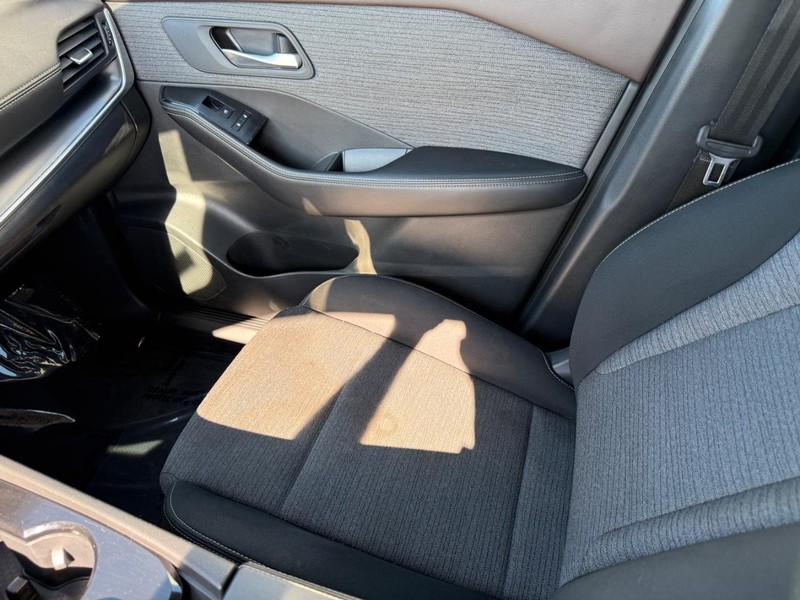 Nissan Rogue Vehicle Full-screen Gallery Image 20