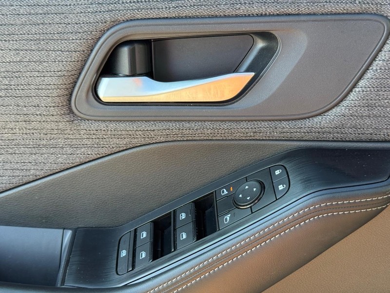 Nissan Rogue Vehicle Full-screen Gallery Image 23