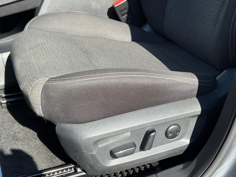 Nissan Rogue Vehicle Full-screen Gallery Image 24