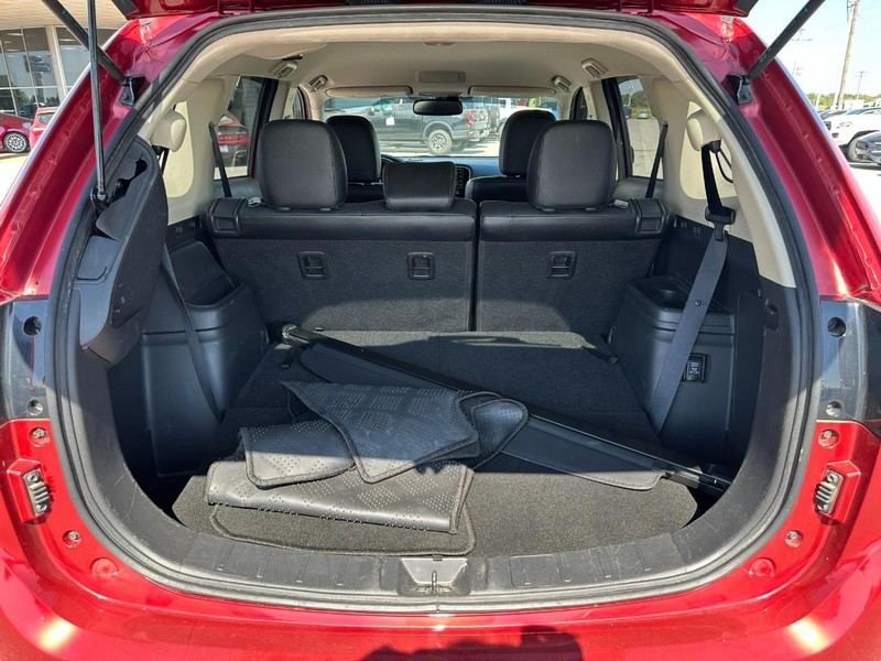 Mitsubishi Outlander Vehicle Full-screen Gallery Image 5