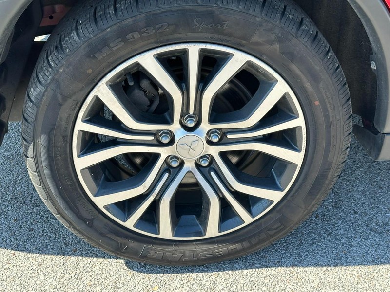 Mitsubishi Outlander Vehicle Full-screen Gallery Image 6