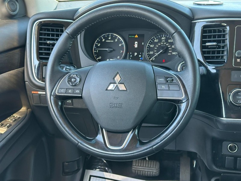 Mitsubishi Outlander Vehicle Full-screen Gallery Image 12