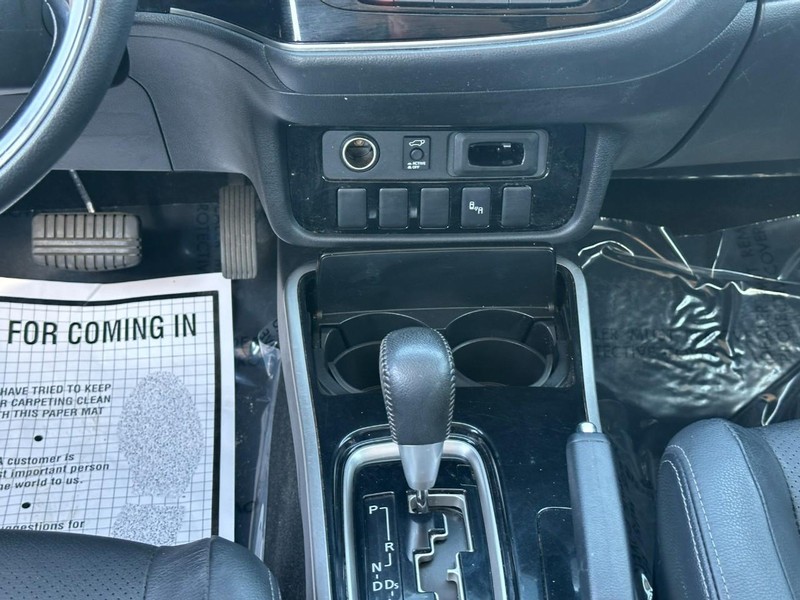 Mitsubishi Outlander Vehicle Full-screen Gallery Image 14