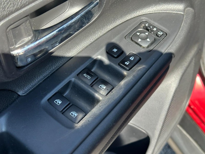 Mitsubishi Outlander Vehicle Full-screen Gallery Image 16