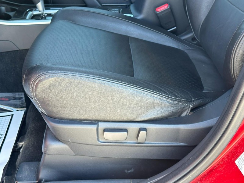 Mitsubishi Outlander Vehicle Full-screen Gallery Image 17