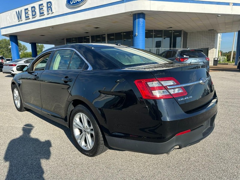 Ford Taurus Vehicle Full-screen Gallery Image 3