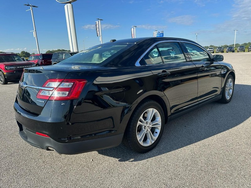 Ford Taurus Vehicle Full-screen Gallery Image 5