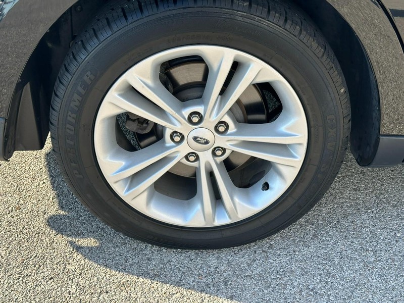 Ford Taurus Vehicle Full-screen Gallery Image 6