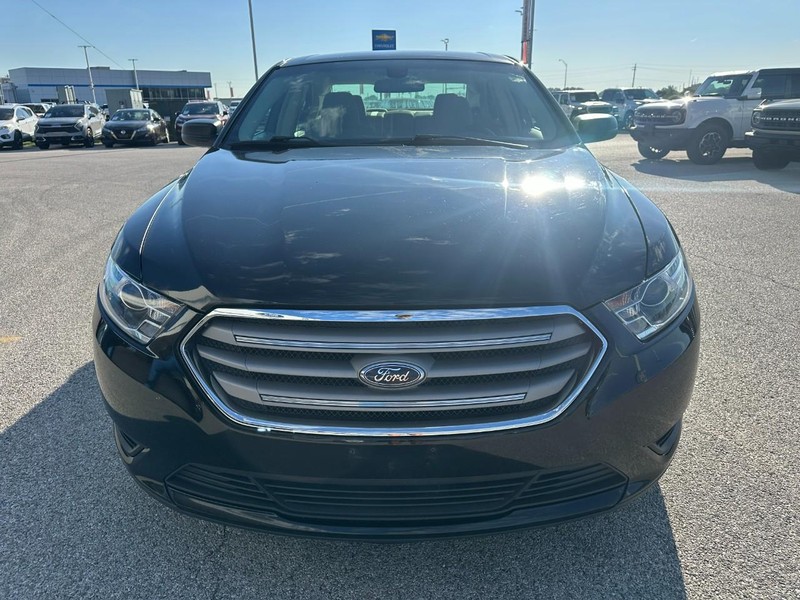 Ford Taurus Vehicle Full-screen Gallery Image 8